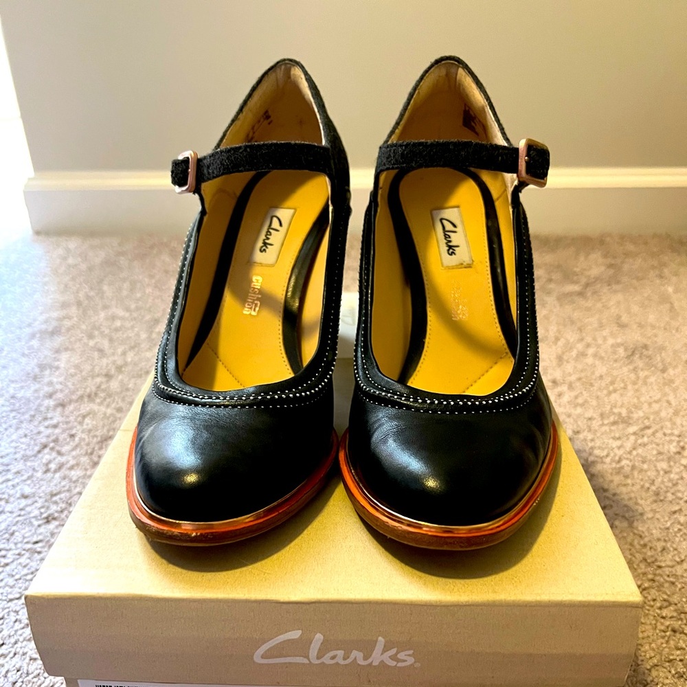 Clarks Pump black and gray heel